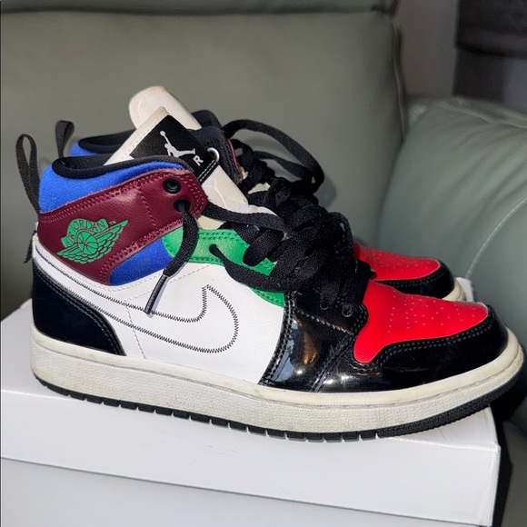 Women’s Air Jordan, one mid SE black white university red - Picture 6 of 10